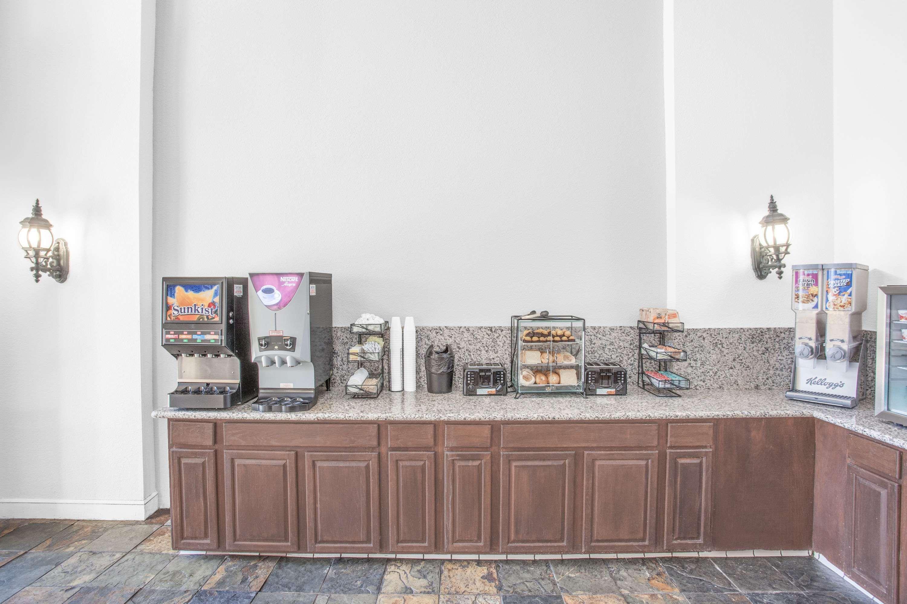 Hotel Ramada By Wyndham Barstow Esterno foto
