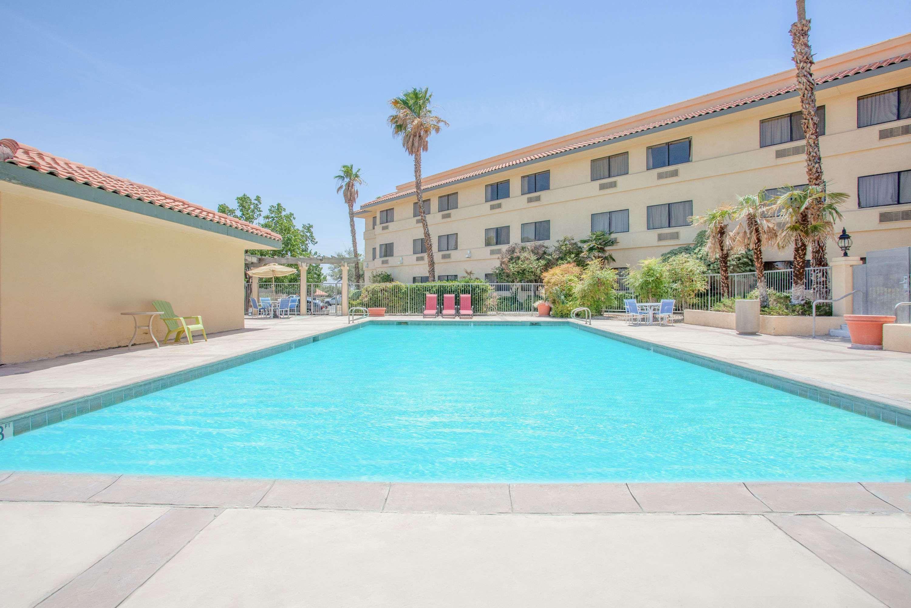 Hotel Ramada By Wyndham Barstow Esterno foto